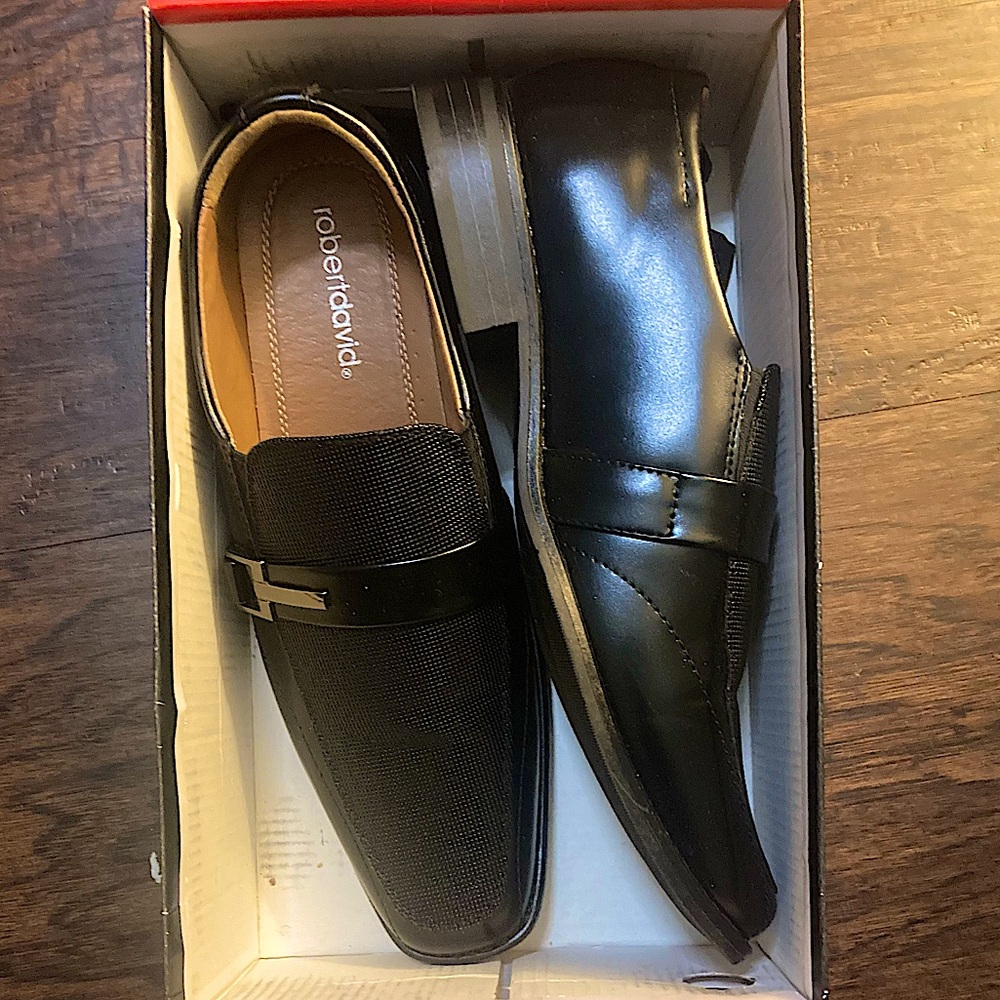 Mens dress shoes! SIZE 10Wide!! Black. Real leather!